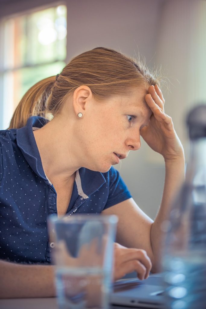 Stress bei der Arbeit nervt. Bild von Pexels auf Pixabay