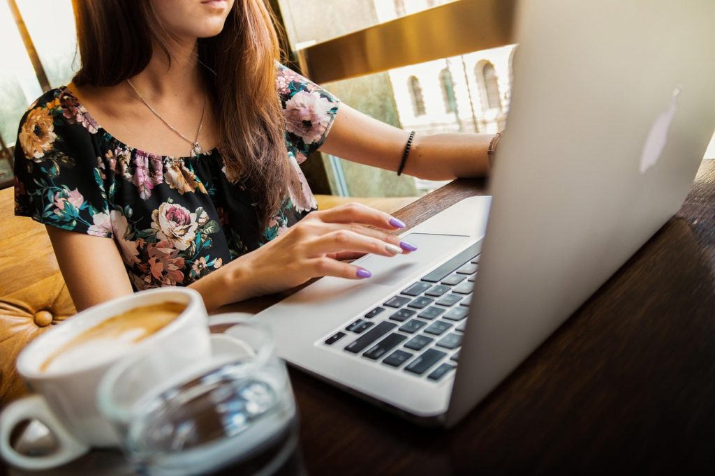 Mit E-Mails und Laptops ist das Büro mobil. Bild von Pexels auf Pixabay